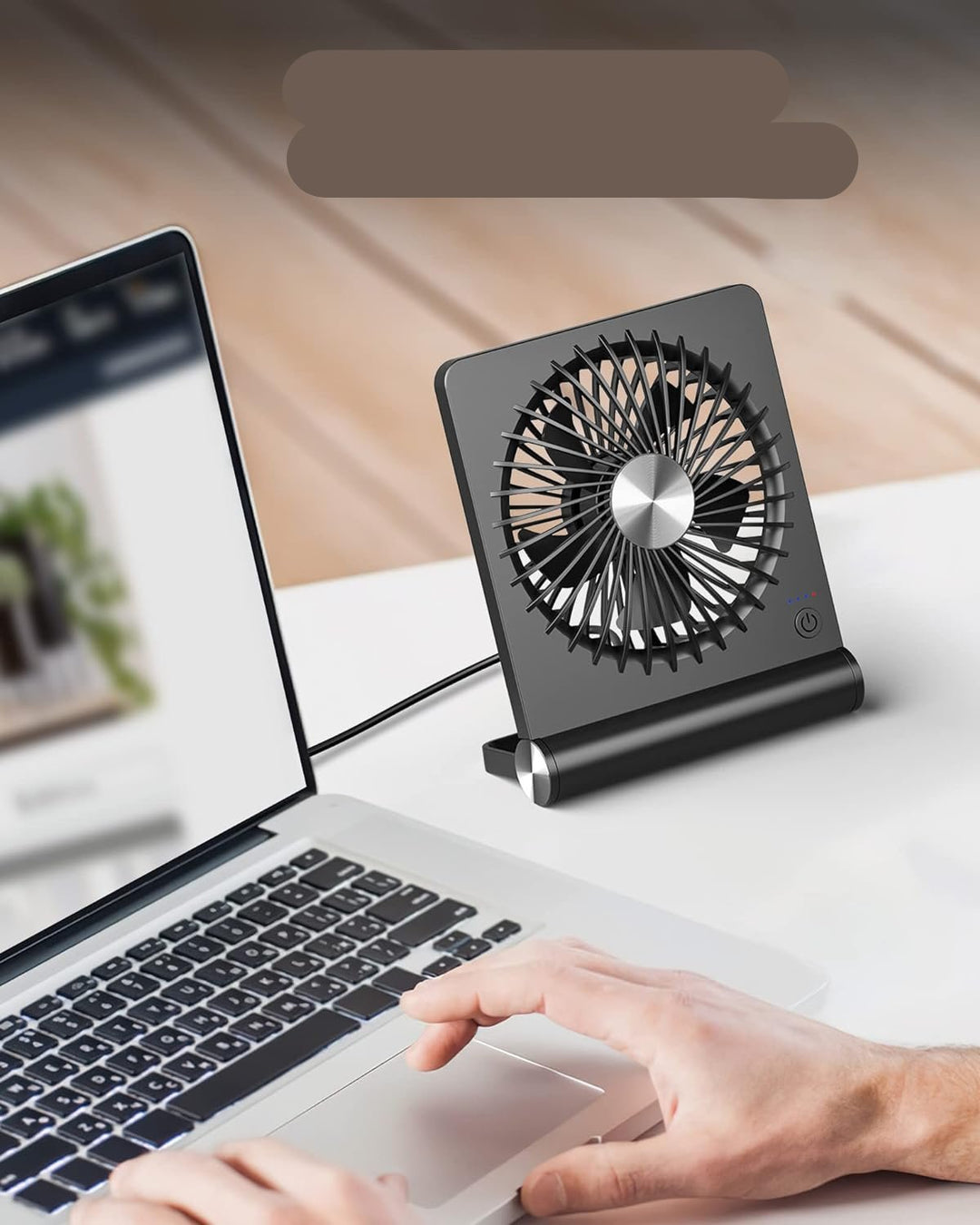 "Ultra-stille kompakt bordventilator, hvid, moderne design, perfekt til kontor eller soveværelse, effektiv luftcirkulation."