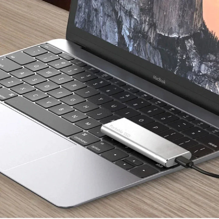 "Ultratynd 4 TB USB-C harddisk i sort, minimalistisk design med høj lagerkapacitet og hurtig dataoverførsel."