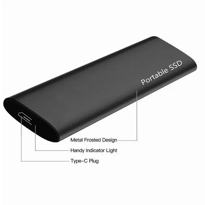 "Ultratynd 4 TB USB-C harddisk i sort, minimalistisk design med høj lagerkapacitet og hurtig dataoverførsel."