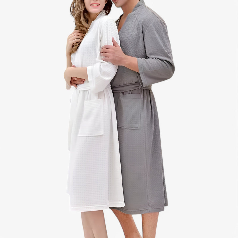 Unisex badekåbe i en behagelig stil med V-hals, justerbart bælte og praktiske lommer, designet for optimal komfort og et stilfuldt udtryk.