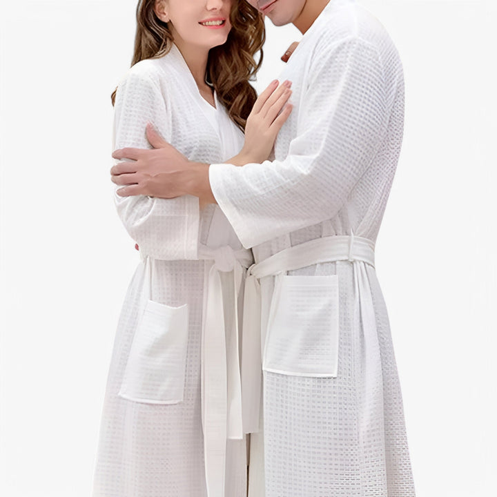 Unisex badekåbe i en behagelig stil med V-hals, justerbart bælte og praktiske lommer, designet for optimal komfort og et stilfuldt udtryk.