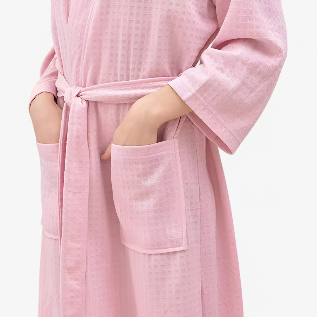 Unisex badekåbe i en behagelig stil med V-hals, justerbart bælte og praktiske lommer, designet for optimal komfort og et stilfuldt udtryk.