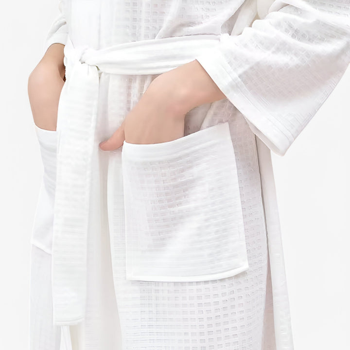 Unisex badekåbe i en behagelig stil med V-hals, justerbart bælte og praktiske lommer, designet for optimal komfort og et stilfuldt udtryk.