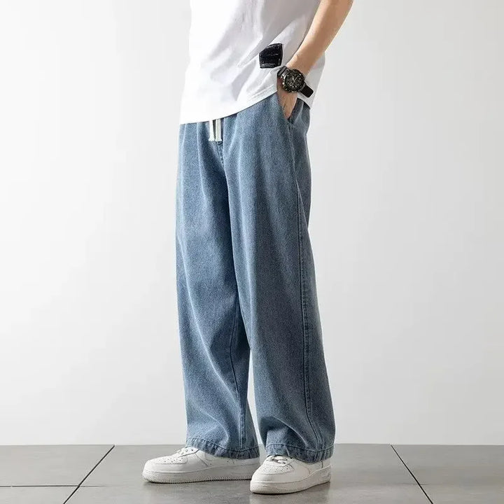 Unisex baggy jeans med elastisk talje for komfortabel hverdagsstil og moderne streetwear look.