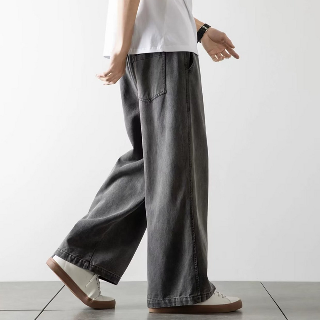 Lyseblå unisex baggy jeans med elastisk talje. Komfortabel pasform til en trendy stil.