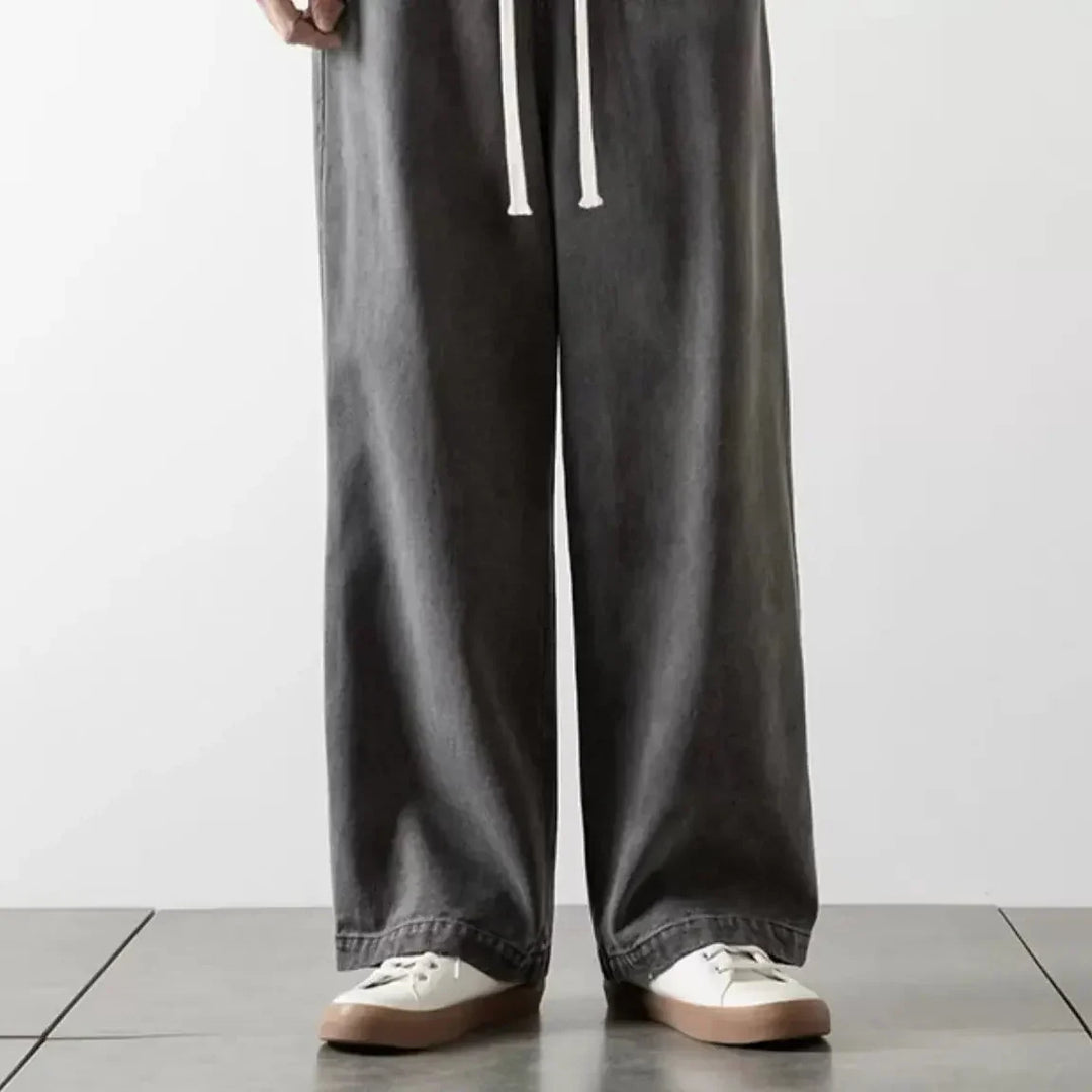 Mørkeblå unisex baggy jeans med elastisk talje. Tidløs streetwear mode med komfort.