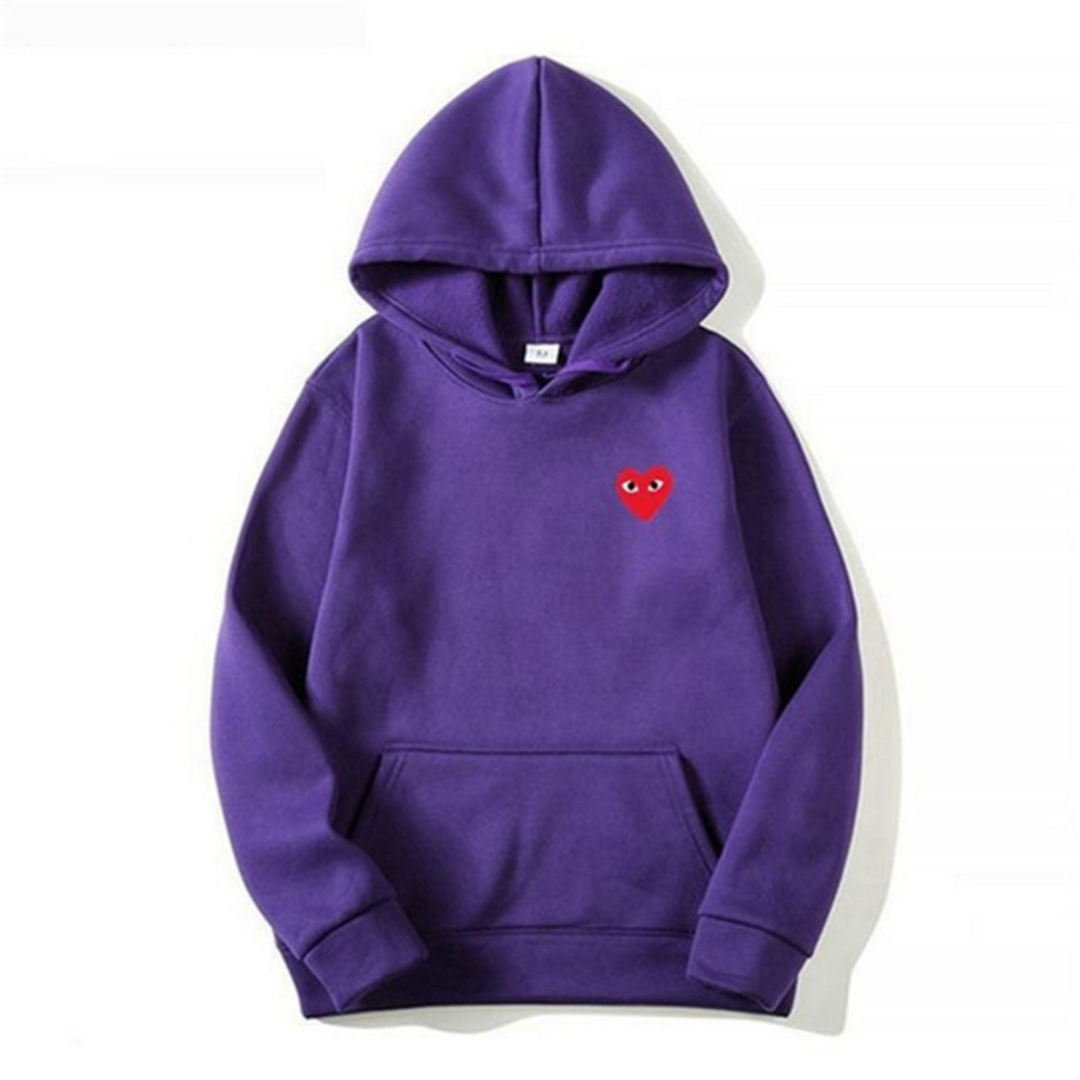 Unisex model iført behagelig hættetrøje med hjerte design. Perfekt til afslappet mode, streetwear og komfort.