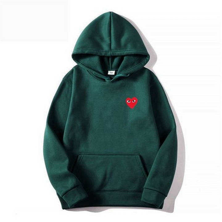 Nærbillede af flerfarvet hjertebroderi på en moderne unisex hættetrøje. Komfortabel detalje til streetwear.