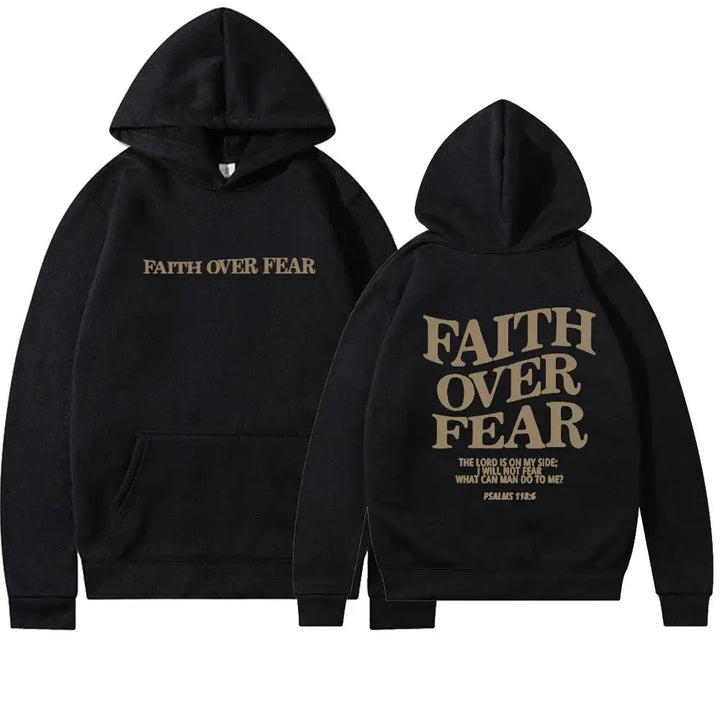 Streetwear unisex hættetrøje med 'Tro Frem For Frygt' som statement, perfekt til en afslappet stil.