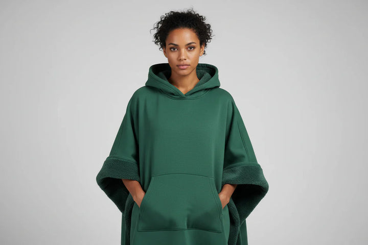 Unisex hygge hoodie tæppe i blød plys. Perfekt til afslapning og varme derhjemme.