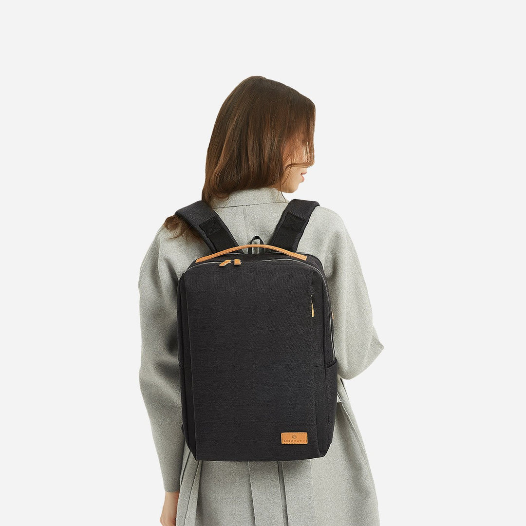 Sikker og funktionel unisex rygsæk til hverdag. Inkluderer laptoprum og USB-opladningsmulighed.