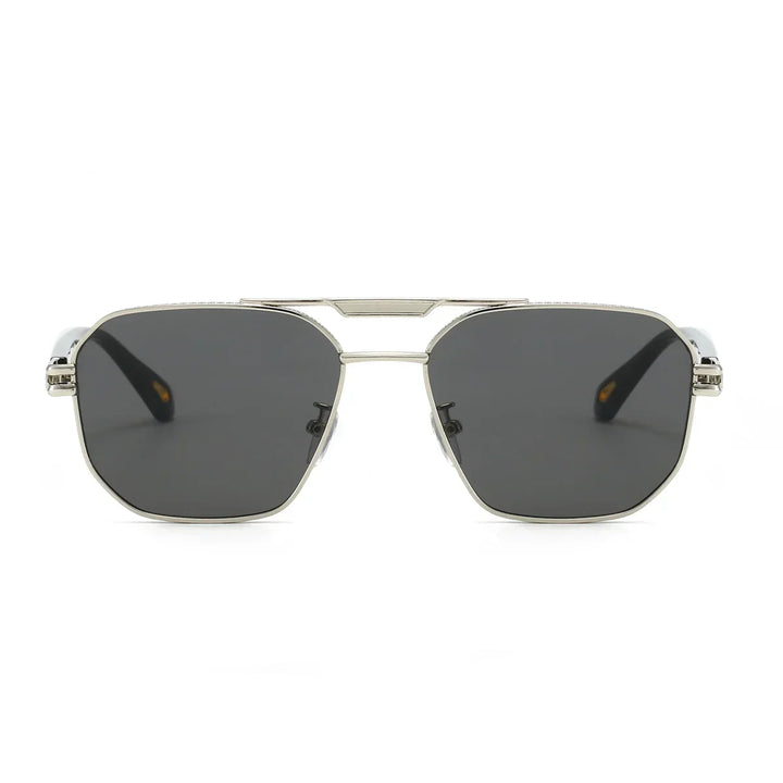 Unisex solbriller i metal med UV400 og anti-refleks glas, vist på en solrig dag for øjenbeskyttelse.