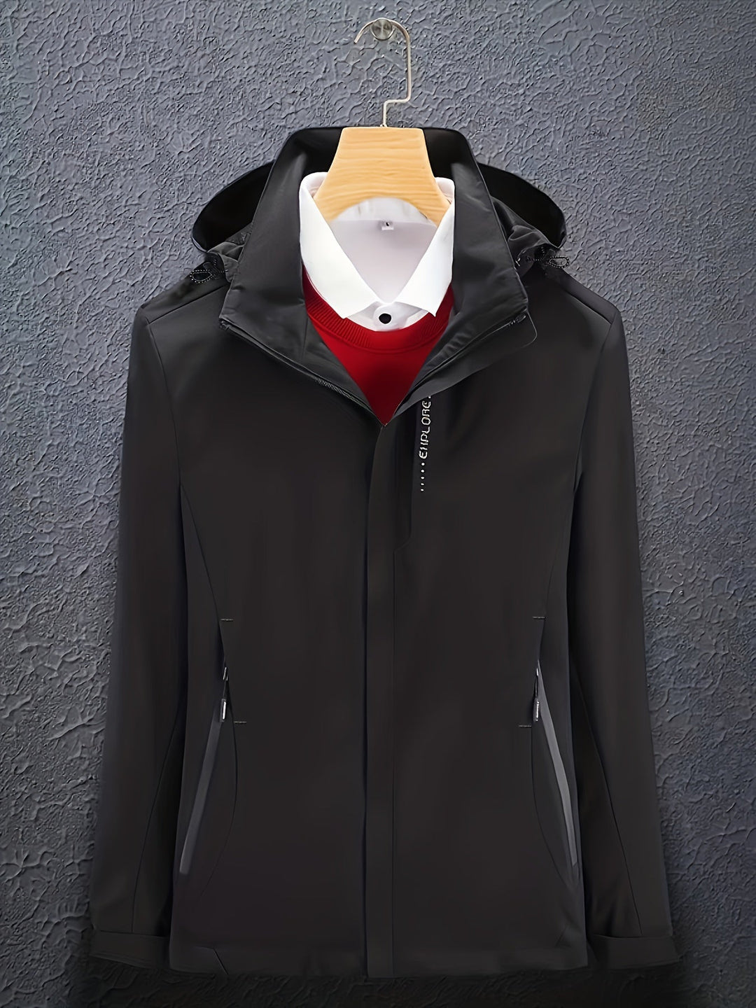 "Vandtæt og åndbar softshell-jakke til kvinder i teknisk design, vises forfra med slank pasform og elegant silhuet."