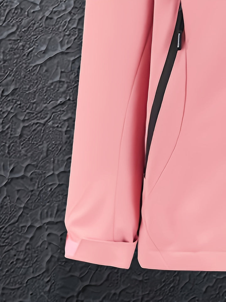 "Vandtæt og åndbar softshell-jakke til kvinder i teknisk design, vises forfra med slank pasform og elegant silhuet."