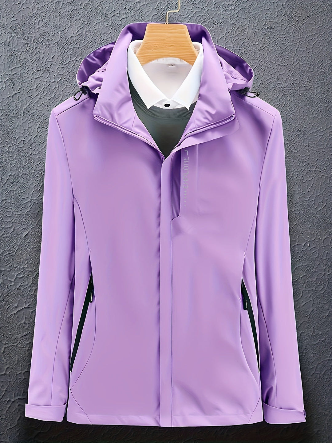 "Vandtæt og åndbar softshell-jakke til kvinder i teknisk design, vises forfra med slank pasform og elegant silhuet."