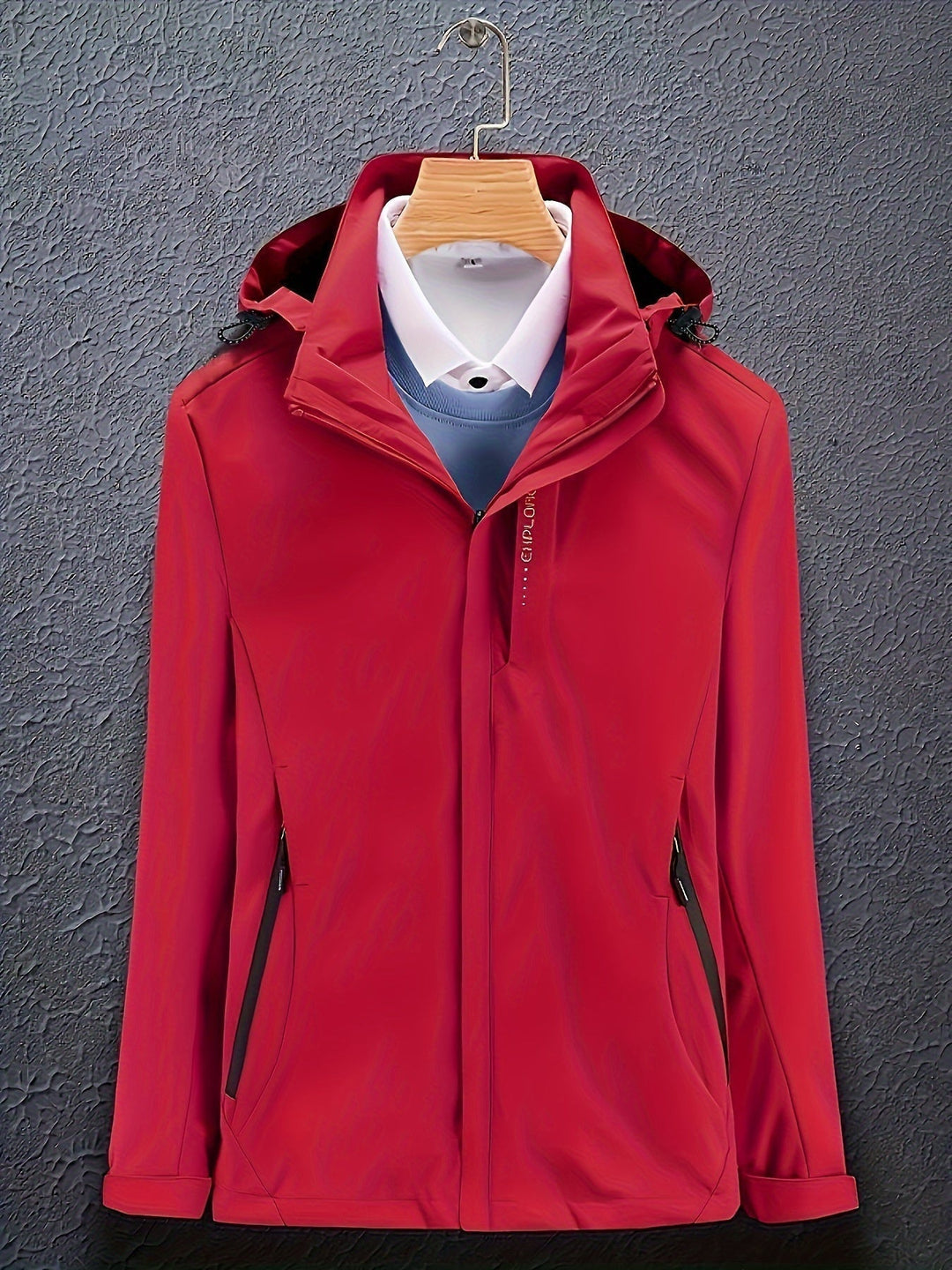 "Vandtæt og åndbar softshell-jakke til kvinder i teknisk design, vises forfra med slank pasform og elegant silhuet."