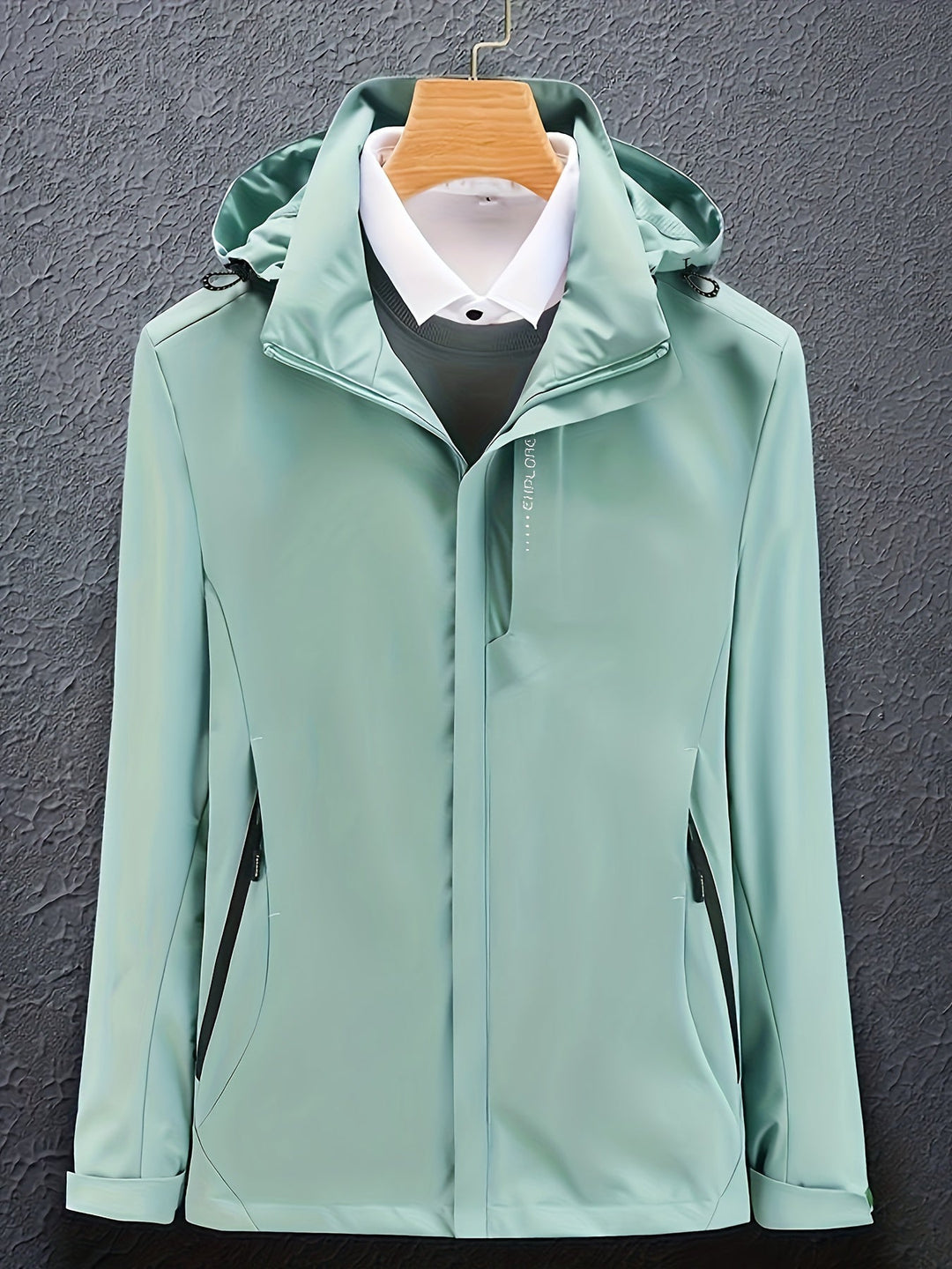 "Vandtæt og åndbar softshell-jakke til kvinder i teknisk design, vises forfra med slank pasform og elegant silhuet."