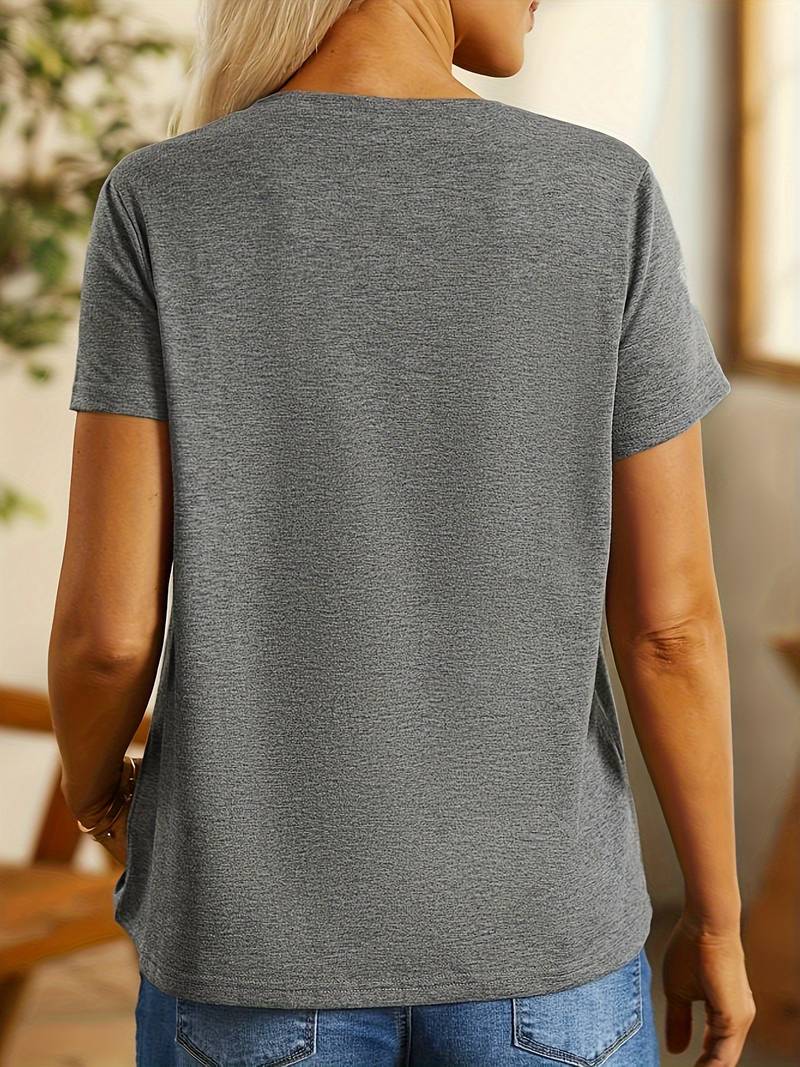 T-shirt til kvinder med et elegant print af mælkebøtter og sommerfugle, med rund hals og korte ærmer, tilbyder en behagelig pasform.