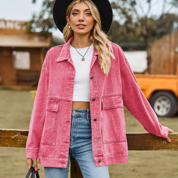 "Vintage denimjakke i retro stil, kvindejakke front view, tidssvarende med moderne twist, autentisk blå farve"