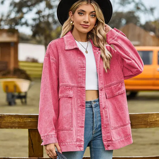 "Vintage denimjakke i retro stil, kvindejakke front view, tidssvarende med moderne twist, autentisk blå farve"