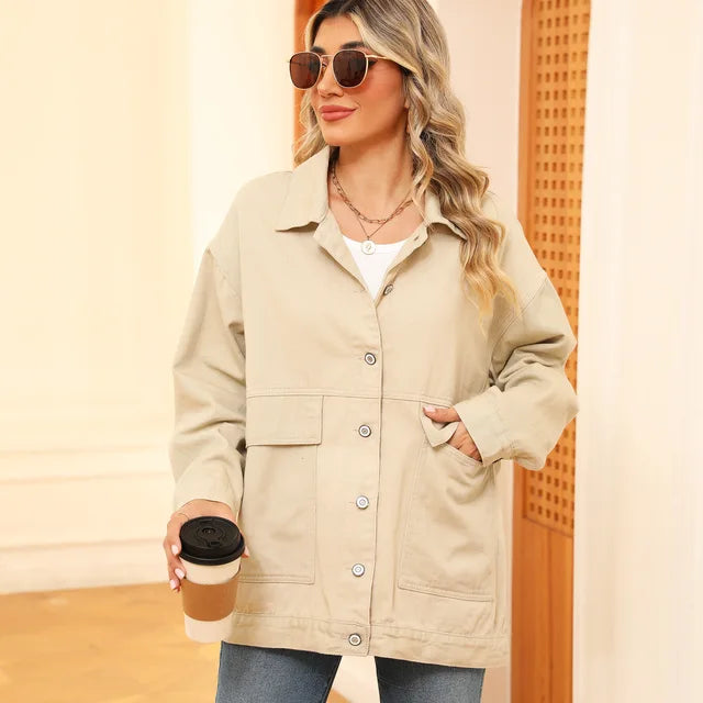 "Vintage denimjakke i retro stil, kvindejakke front view, tidssvarende med moderne twist, autentisk blå farve"
