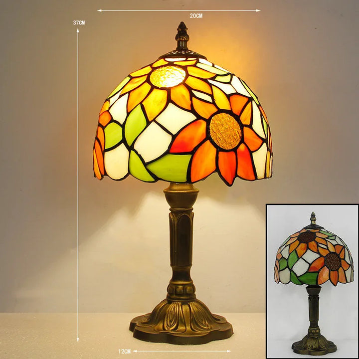 Vintage glasmosaik bordlampe i Tiffany stil med bronze-finish, håndlavet design skaber en varm, tidløs stemning.