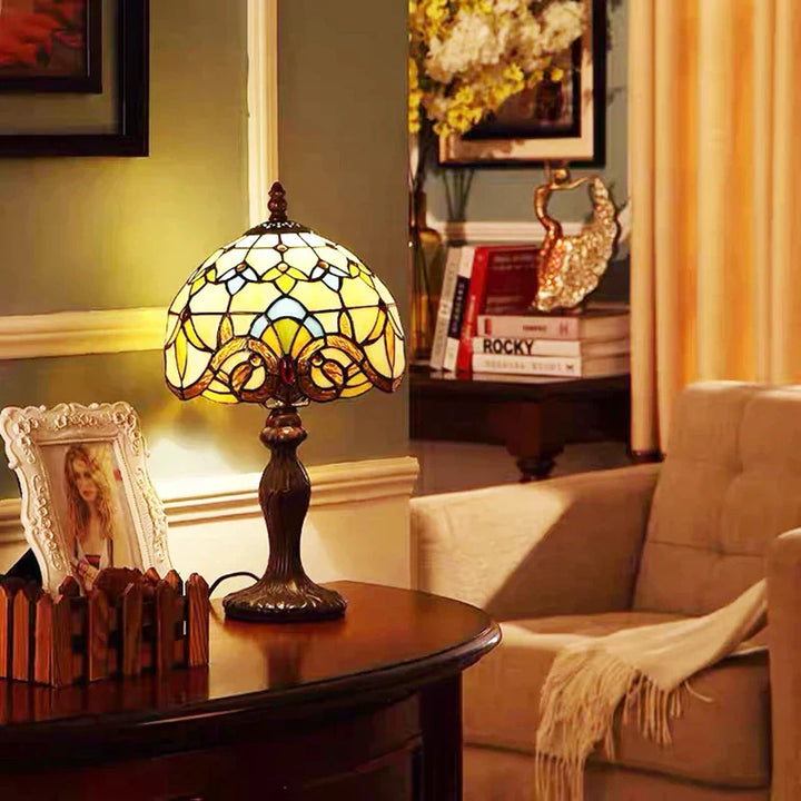 Vintage glasmosaik bordlampe i Tiffany stil med bronze-finish, håndlavet design skaber en varm, tidløs stemning.