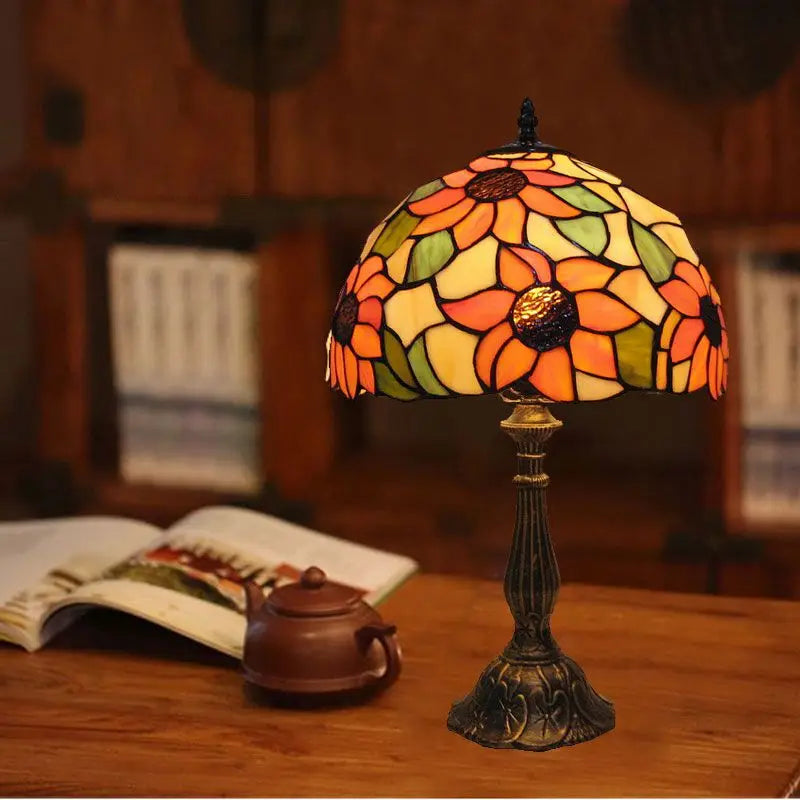 Vintage glasmosaik bordlampe i Tiffany stil med bronze-finish, håndlavet design skaber en varm, tidløs stemning.