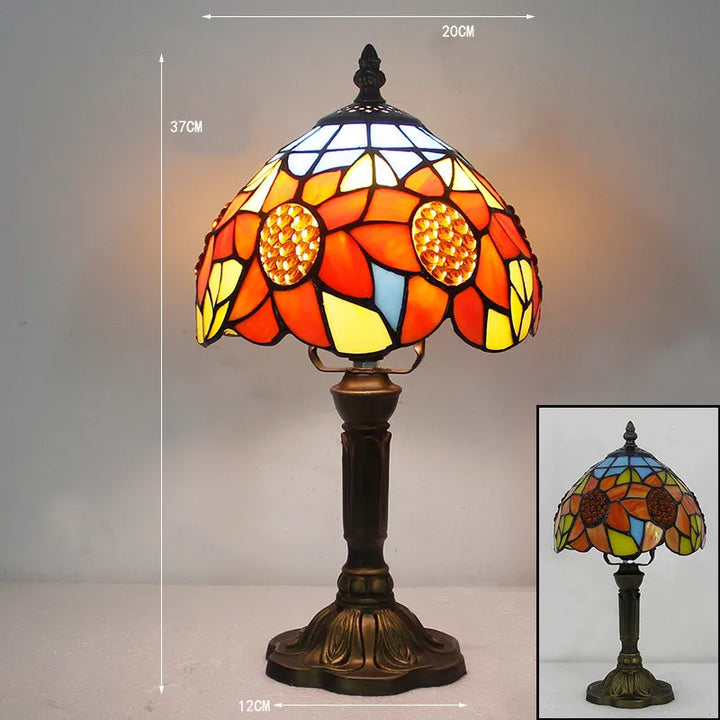 Vintage glasmosaik bordlampe i Tiffany stil med bronze-finish, håndlavet design skaber en varm, tidløs stemning.
