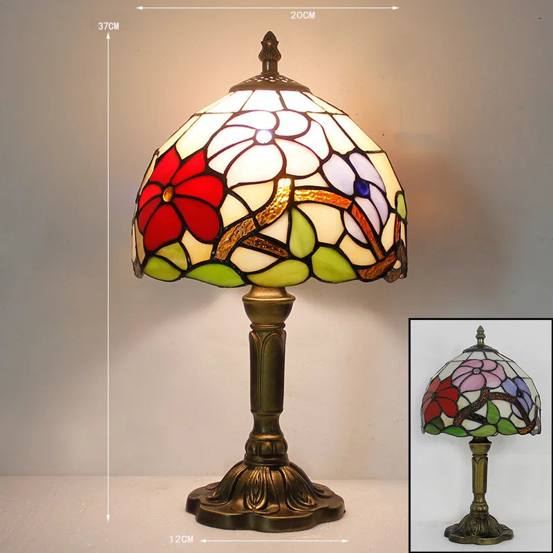 Vintage glasmosaik bordlampe i Tiffany stil med bronze-finish, håndlavet design skaber en varm, tidløs stemning.