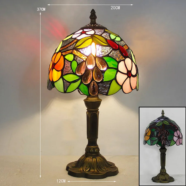 Vintage glasmosaik bordlampe i Tiffany stil med bronze-finish, håndlavet design skaber en varm, tidløs stemning.