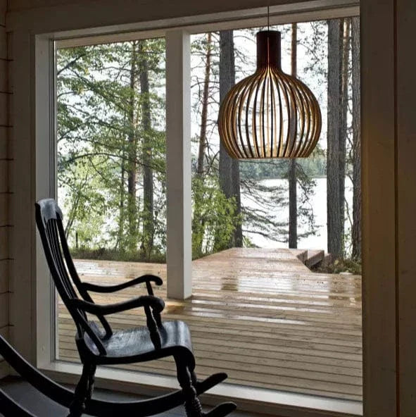Vintage træpendel lampe med justerbar højde og LED; skandinavisk design i naturlig træfinish til boligindretning.