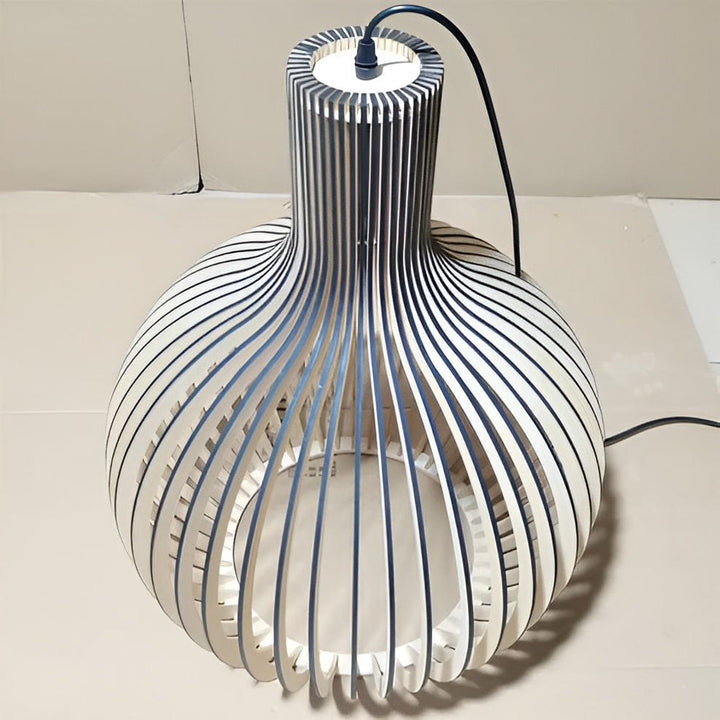 Vintage træpendel lampe med justerbar højde og LED; skandinavisk design i naturlig træfinish til boligindretning.