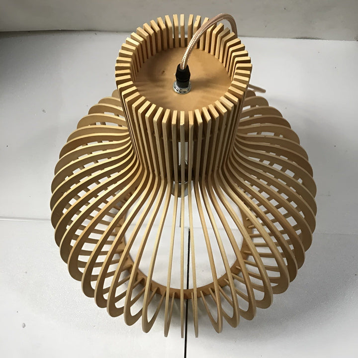 Vintage træpendel lampe med justerbar højde og LED; skandinavisk design i naturlig træfinish til boligindretning.