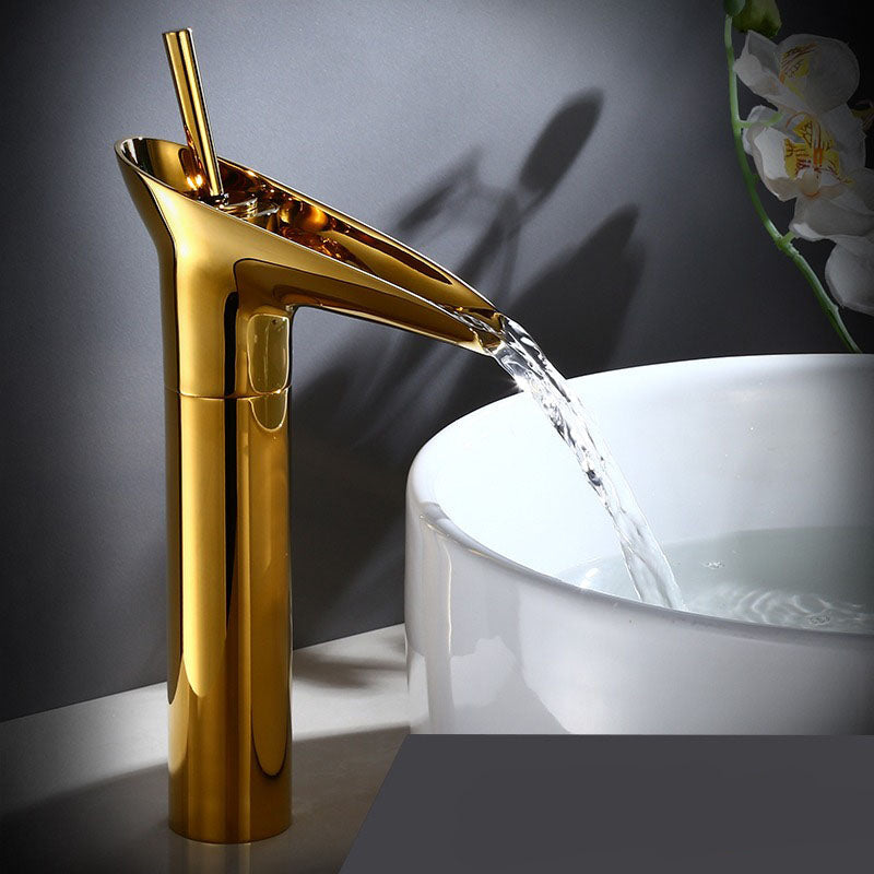 Guld vandfaldsarmatur i retro design, smuk til en tidløs boligindretning.