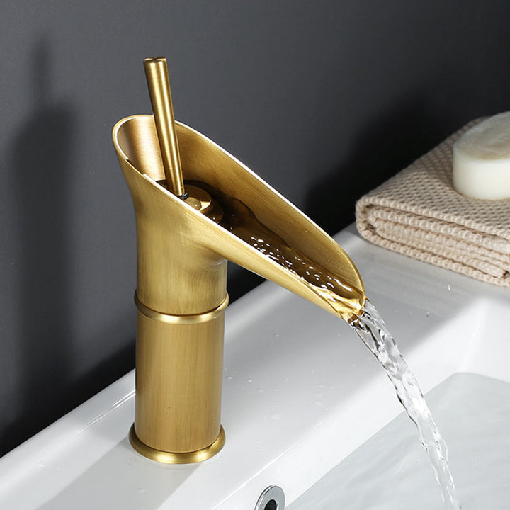 Elegant sort vandfaldsarmatur til vask, vintage design til boligindretning.