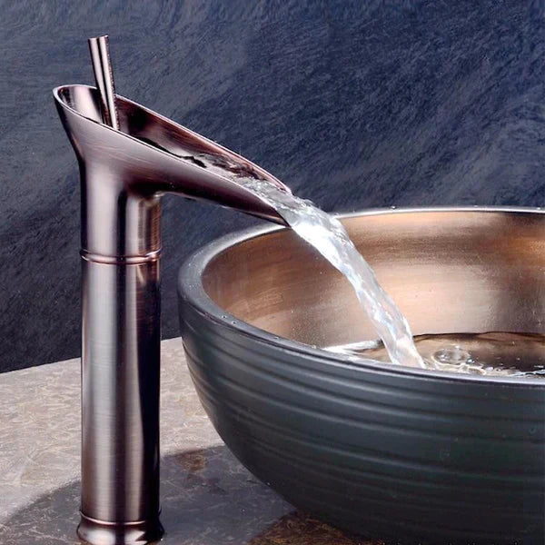 Messing vaskarmatur, vintage look, med unikt vandfaldsudløb til badet.