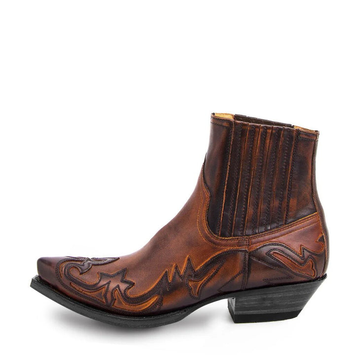 Wyatt Cowboy Støvler i ankelhøjde med broderi, spids tå og lav hæl, perfekt unisex-design i klassisk westernstil.